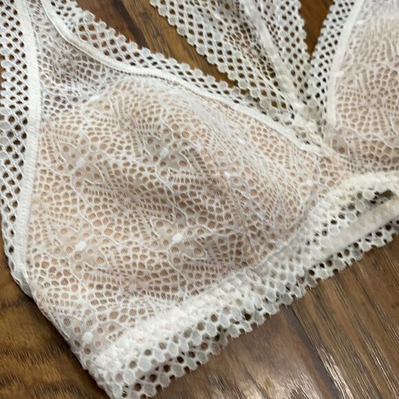 Victorias Secret Cream Lace Softshell Bralette - Picture 3 of 8